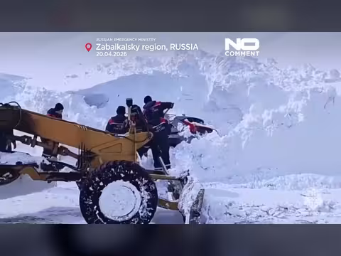 مسعفون ينقذون مئات بعد عاصفة ثلجية في شرق روسيا