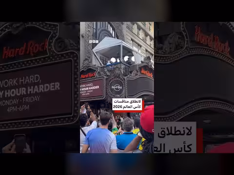 رونالدينيو يجذب حشوداً في ميدان تايمز سكوير