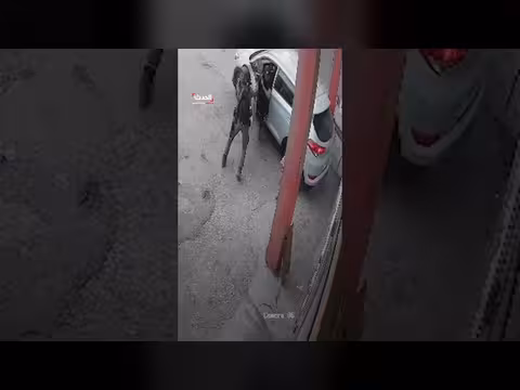 كاميرات المراقبة توثق إلقاء جندي إسرائيلي قنبلة على شبان