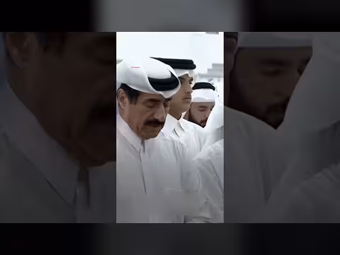 مشاهد مؤثرة للشيخ تميم أثناء حمله نعش والده