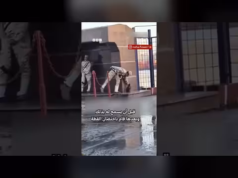 جندي مصري يحمي قطة مبللة بالمطر