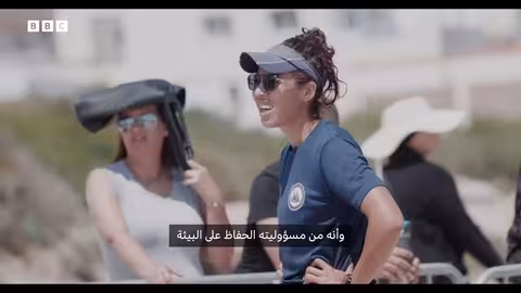 تونسية تحافظ على البيئة البحرية بالتجديف