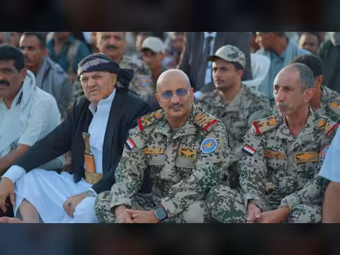 الفريق طارق صالح يؤدي صلاة عيد الأضحى