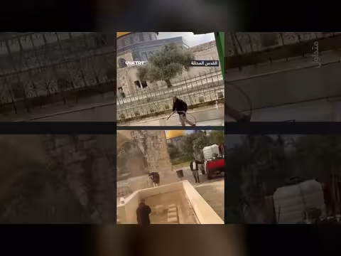 تنظيف ساحات الأقصى بعد فتح أبوابه للمصلين