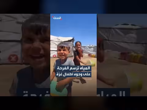 أطفال في خيام النازحين بغزة يقفزون لتبريد أجسادهم