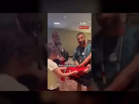 محمد صلاح يواسي طفلة أبكاها لقاؤه