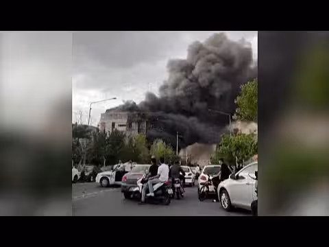 مقتل ثمانية في حريق مركز تسوق في إيران
