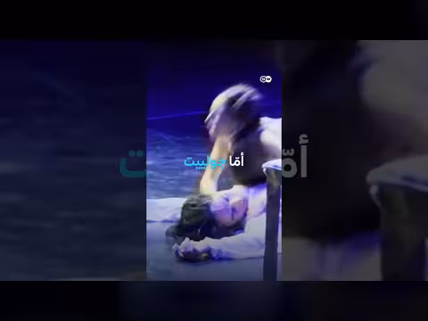 قطة تسرق الأضواء من عرض باليه في تركيا