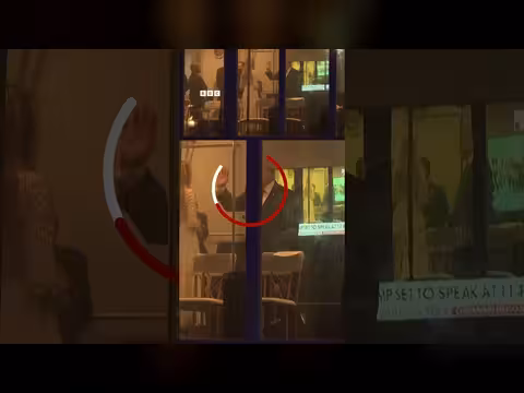 ترامب يلوّح لصورته على شاشة التلفزيون قبل خطابه