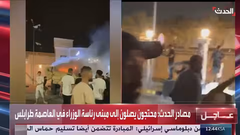 مشاهد لإحراق محتجين آليات عسكرية لمجموعات مسلحة في طرابلس