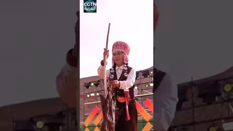 عارضة أزياء من شينجيانغ تحتفي بالتراث الثقافي في عروض الأزياء