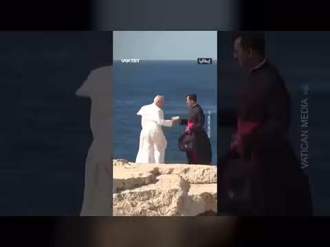 الرياح تطير قلنسوة البابا خلال مراسم تذكارية