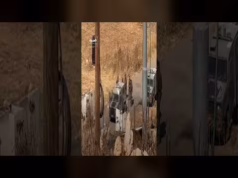 نقل شاب فلسطيني معتقل بسيارة الإسعاف
