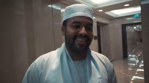 الإعلامي أحمد فاخوري وسوار الذهب يشيدان بنغم يمني في الدوحة