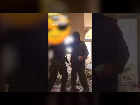 جندي إسرائيلي يدمر مقتنيات فلسطينية