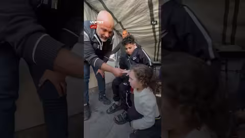 فلسطيني يعانق أطفاله بعد غياب عامين بسبب الحرب