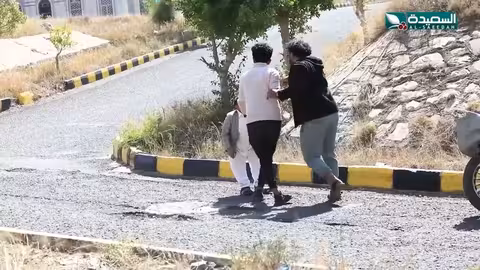 شاهد ردة فعله عندما اخذو تلفونه واكل المقلب مقالب، ورطة على الماشي