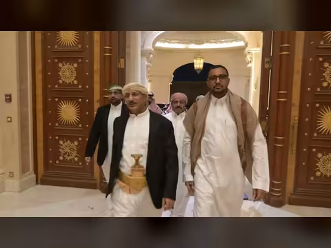 الفريق طارق صالح يشارك في استقبال العزاء