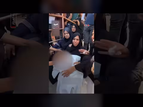 طفلة تودع شقيقها بعد مقتله في قصف إسرائيلي على غزة