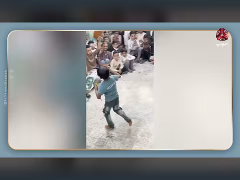 رقصة غريبة وخطيرة لطفل في عرس يمني
