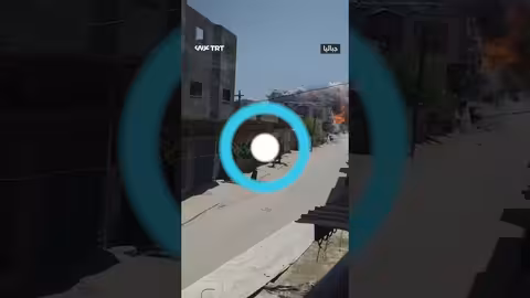 كاميرا توثق لحظة إنقاذ طفل فلسطيني قبل ثوانٍ من غارة جوية إسرائيلية مرعبة استهدفت منزل مدنيين