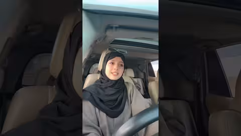 ماريا قحطان تغني اثناء قيادتها لسيارتها