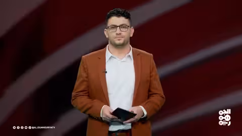 فتى من غزة يجمع فتات الأرز لسد الجوع في تكية بالقطاع
