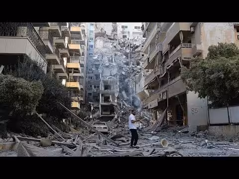 سكان صور يزيلون الركام بعد غارات إسرائيلية